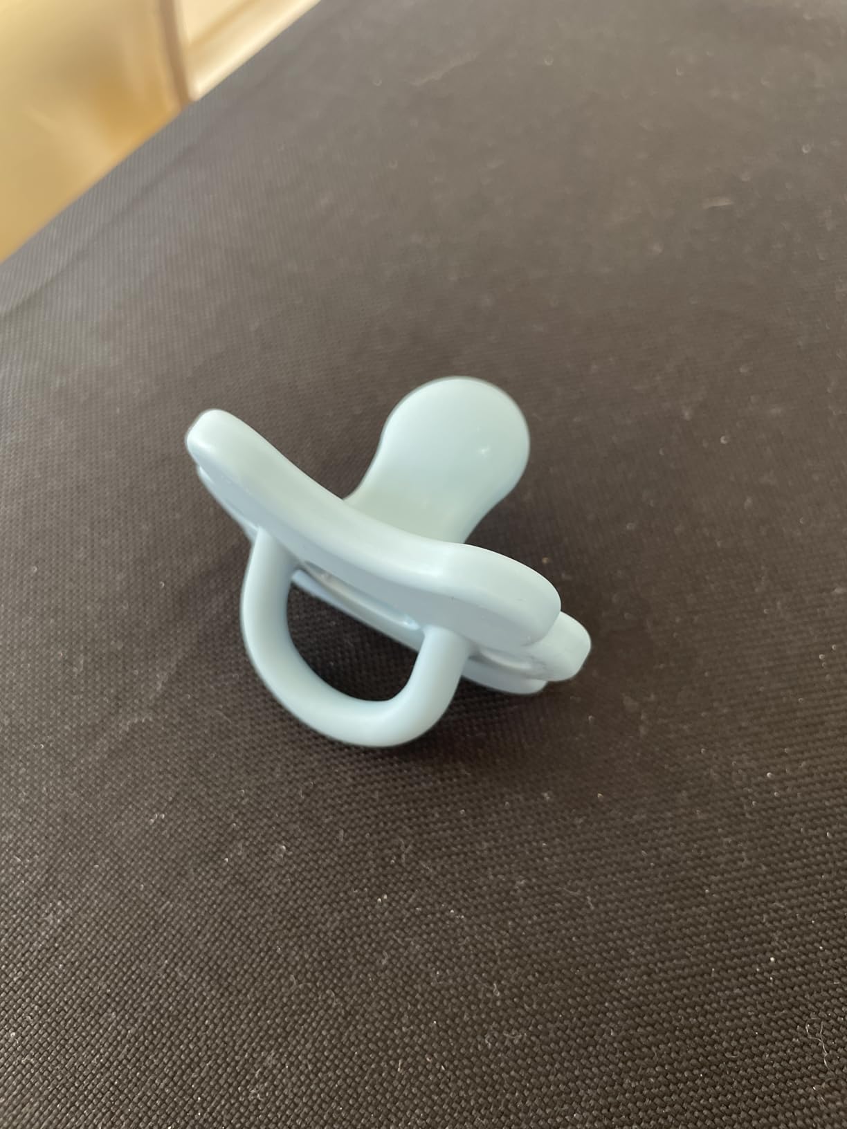 Enfin une sucette qu'il garde