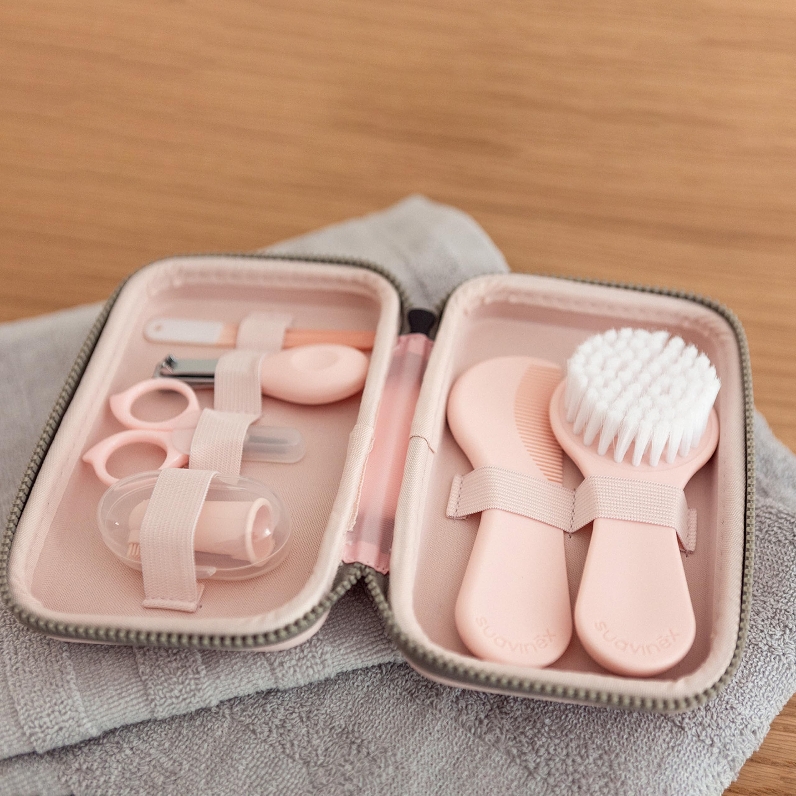 suavinex-trousse-de-soin-b-b-6-pi-ces-set-toilette-naissance-hygge-brosse-peigne image 5